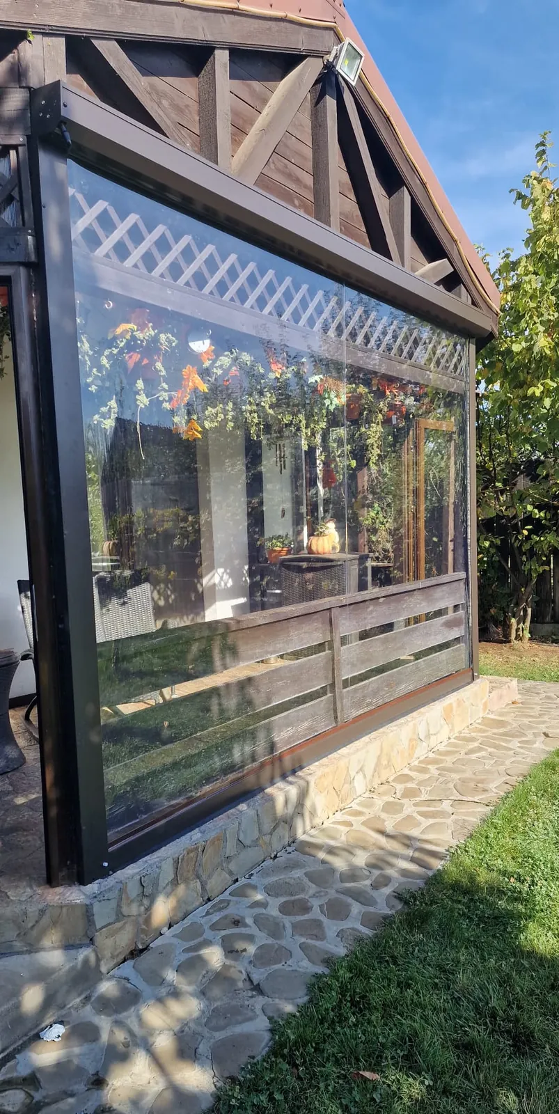 Terasă închisă cu folie cristal transparentă pe rulou casetat