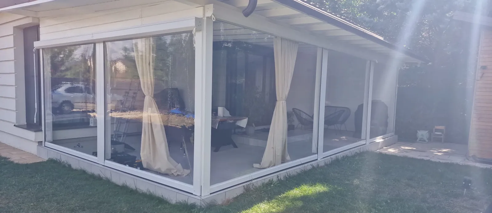 Terasă închisă cu folie cristal transparentă pe rulou casetat