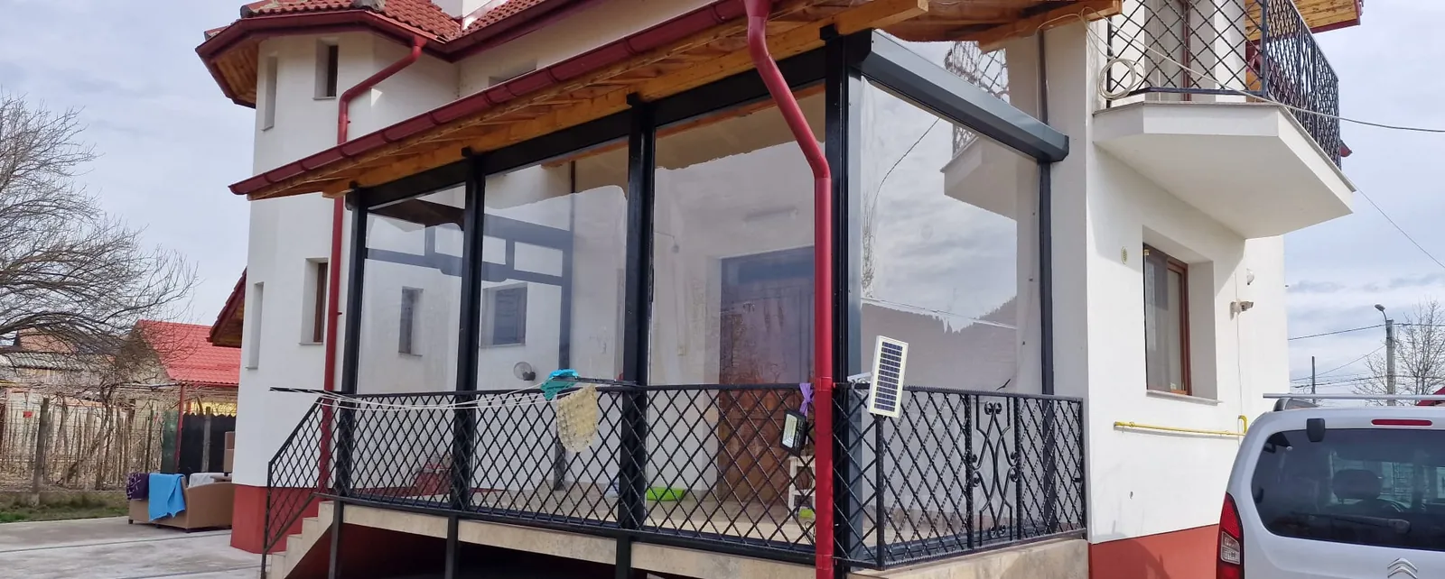 Terasă închisă cu folie cristal transparentă pe rulou casetat