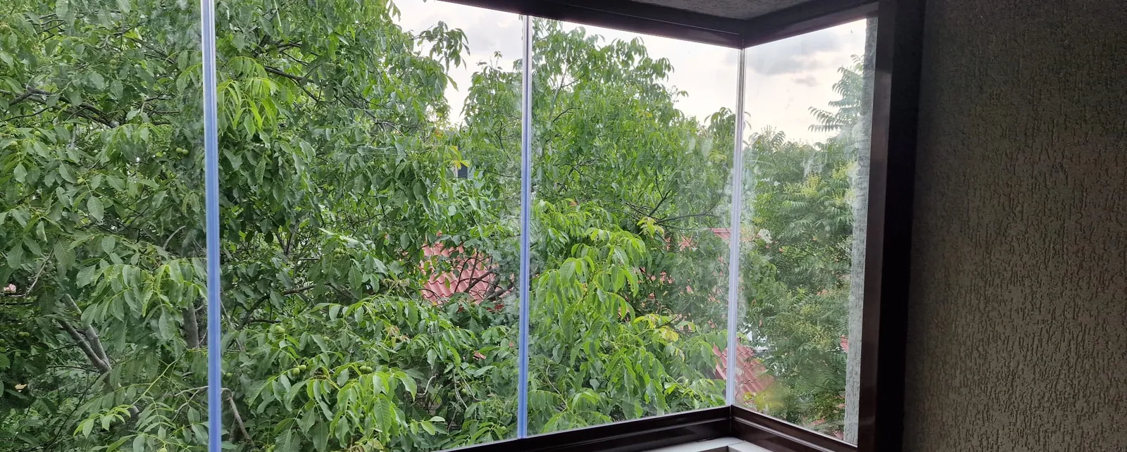 Balcon sau terasă închisă cu sticlă securizată pe sistem pivotant