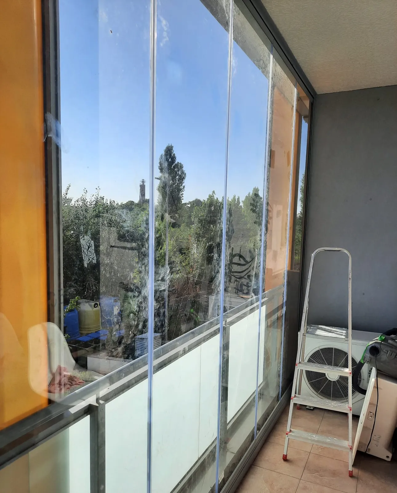 Balcon sau terasă închisă cu sticlă securizată pe sistem pivotant