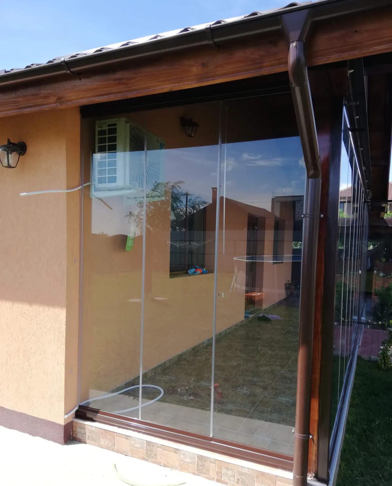 Balcon sau terasă închisă cu sticlă securizată pe sistem pivotant