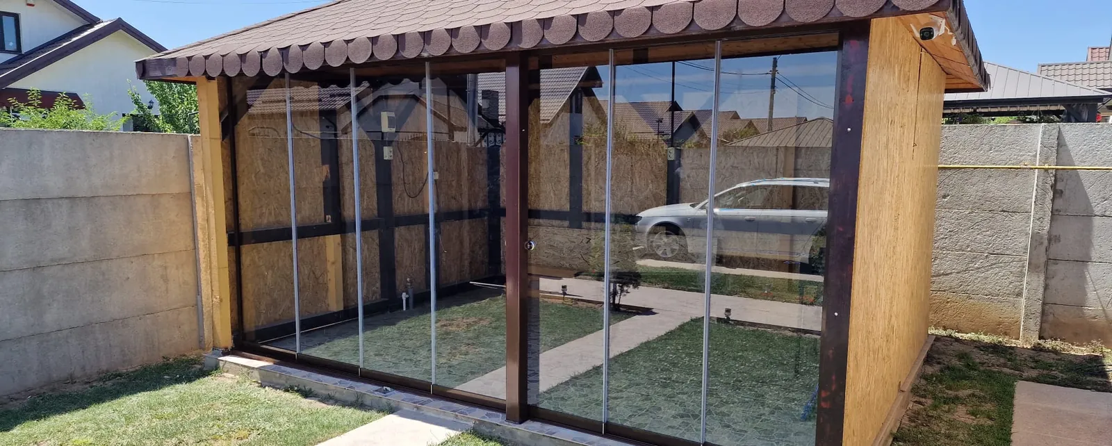 Terasă închisă cu panouri de sticlă securizată pe sistem pliabil