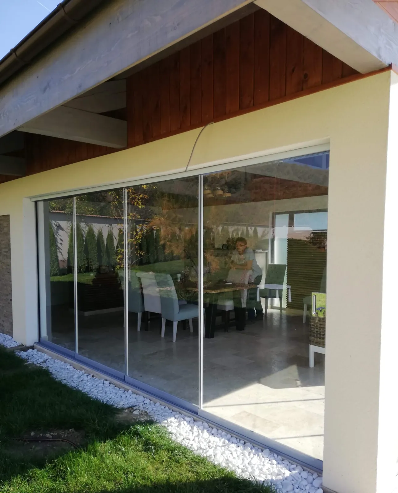 Terasă închisă cu panouri de sticlă securizată pe sistem pliabil